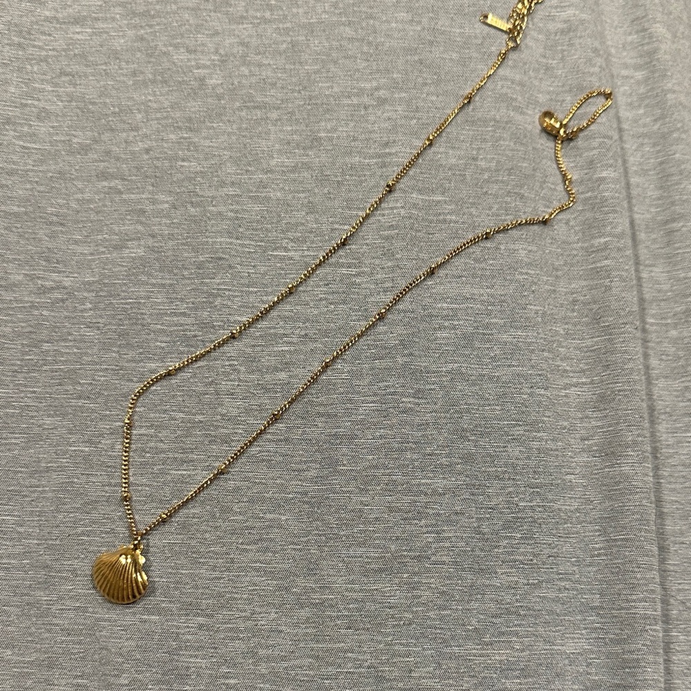 Gold plated Shell Pendant Necklace